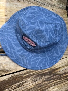 Vineyard Vines Men’s Linear Palms Bucket Hat Blue 22.5”